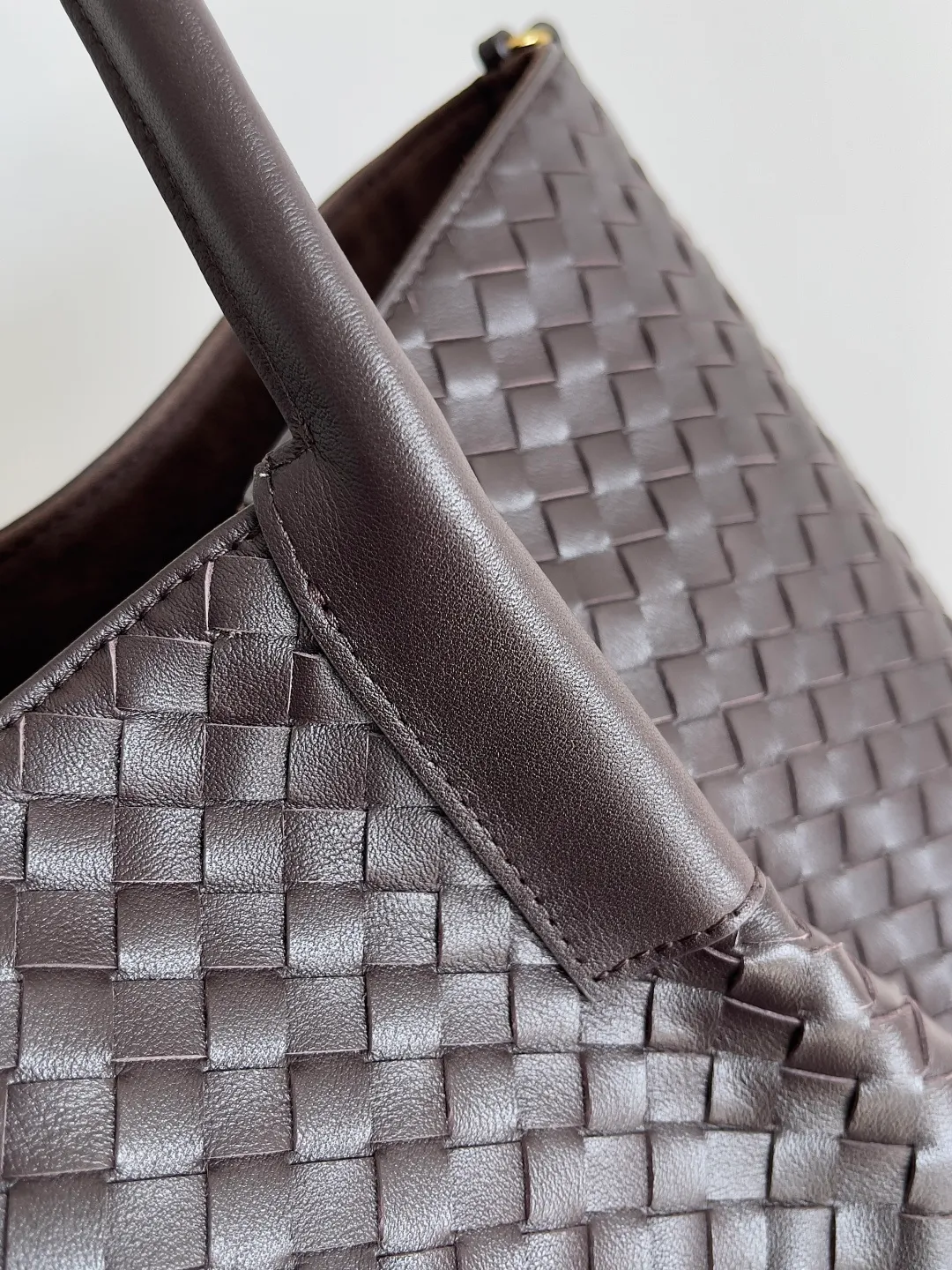 Batch 2660 Bottega Veneta 2025 new product PINACOTECA bag, iconic weaving process, skillfully crafted with 10mm Intrecciato process and equipped with suede lining. Four small strips of leather add character to the design and make the bag more stable. Relaxed yet sophisticated, casual yet refined, suede lining and double-sided design, suitable for shoulder and hand carry. The four straps can be adjusted into different shapes. One pack can be switched between two uses, easily integrating into your daily rhythm. Style number: 817166 Size: 43*23*17.5cm